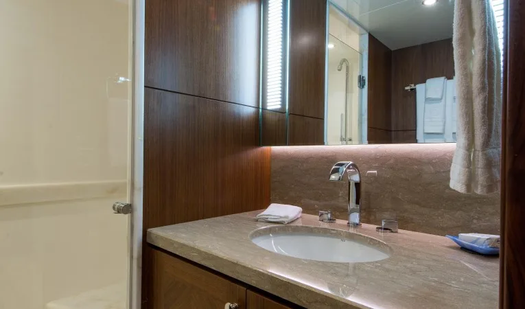 100 Ocean Alexander Starboard Guest Bath
