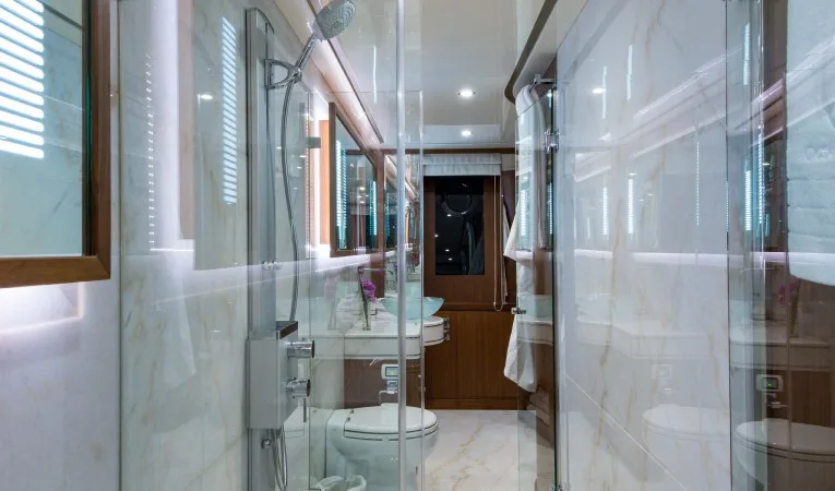 100 Ocean Alexander Master Bath