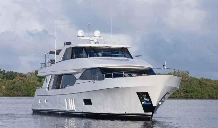 100 Ocean Alexander Bow Profile