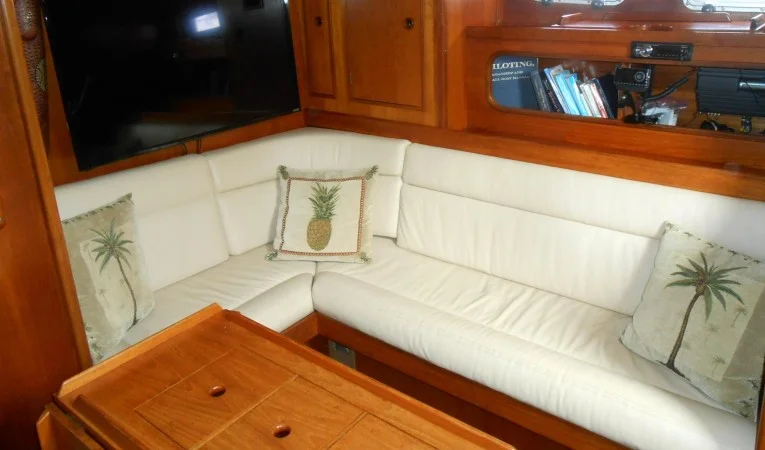 43 Nautor Swan Starboard salon