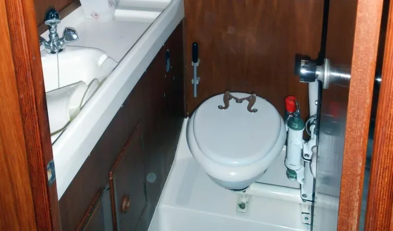 43 Nautor Swan Aft stateroom head