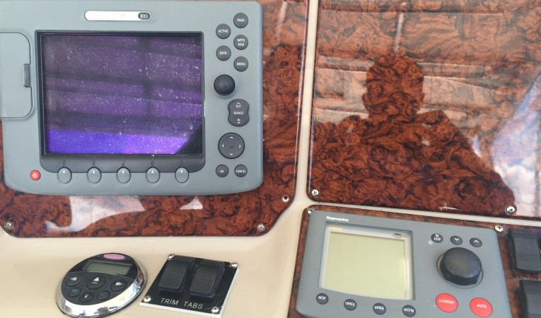 34 Sea Ray Raymarine E80 and Autopilot