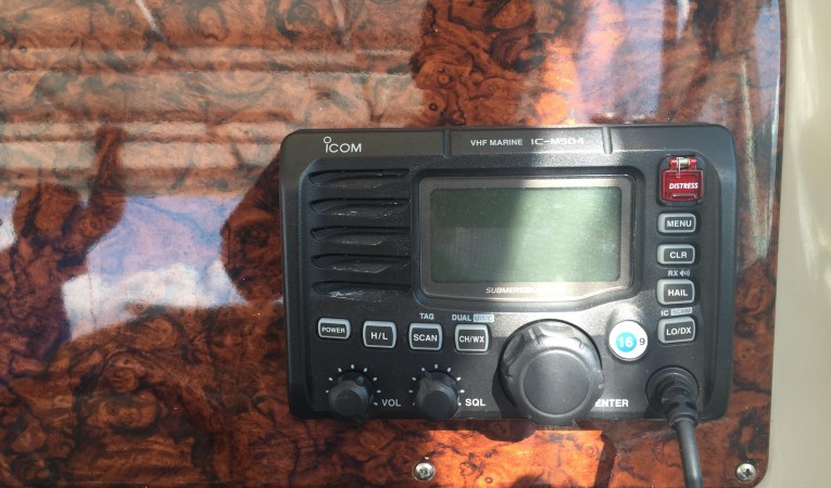 34 Sea Ray Raymarine M504 VHF