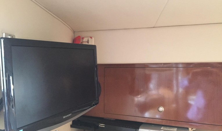 34 Sea Ray Fwd TV w/rotating Base