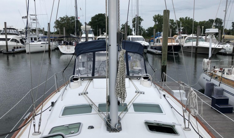 42 Beneteau America Deck layout