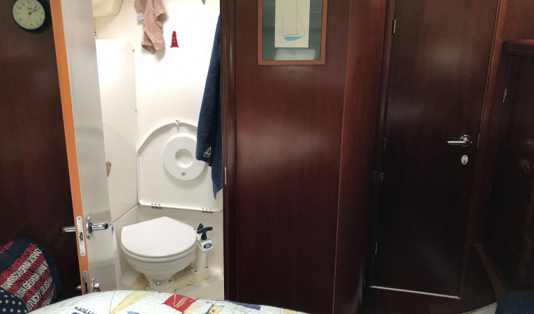 42 Beneteau America Ensuite head and separate shower