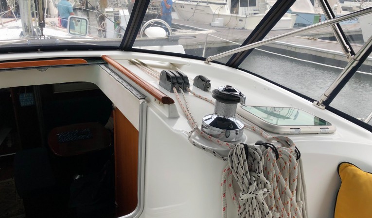 42 Beneteau America Companionway