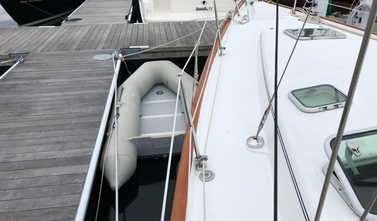 42 Beneteau America Port side deck