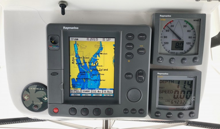 42 Beneteau America Pedestal with: RL70C, ST60 Tridata, ST 60 wind, ST6001 Smart Pilot control, Bow Thruster control, VHF command Mic