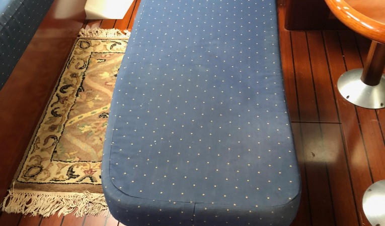 42 Beneteau America Extra seat with storage inside