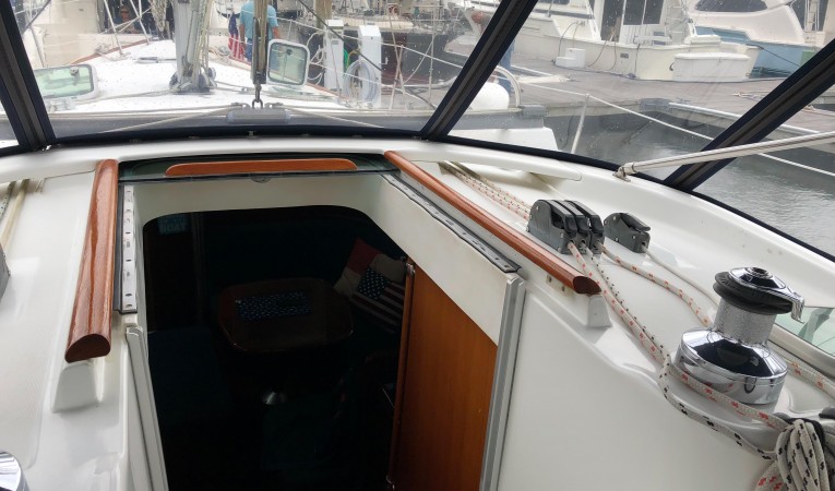 42 Beneteau America Companion way