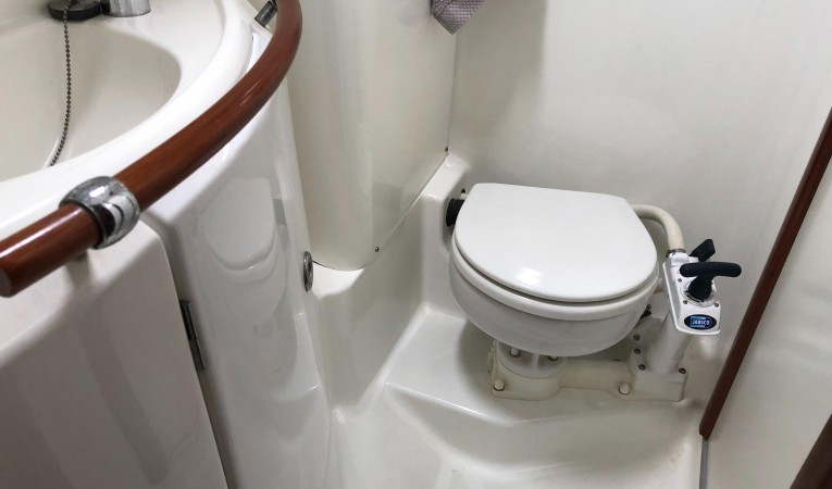 42 Beneteau America Aft head