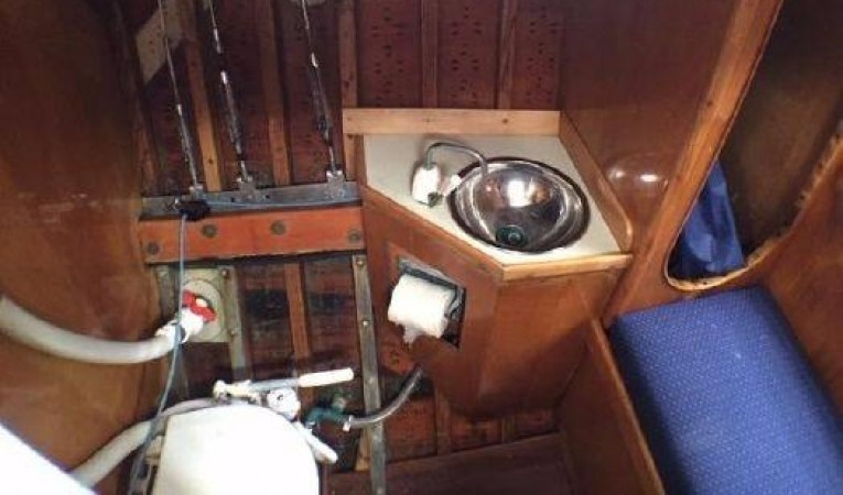 49 POTTER DESIGN Head and Vanity