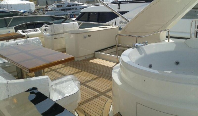 100 Azimut Jacuzzi and dinette