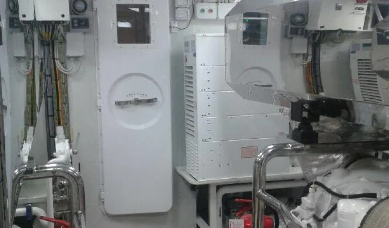 100 Azimut Engine Room