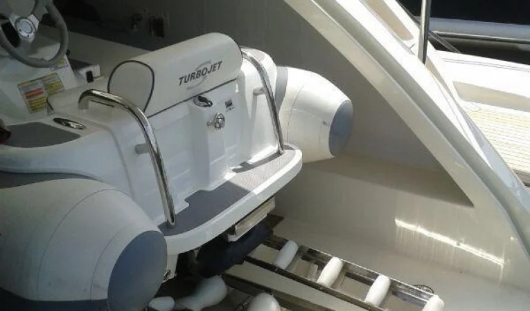 100 Azimut Tender Garage