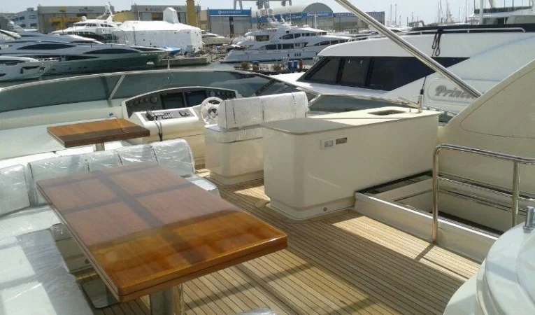100 Azimut The front of Flybridge