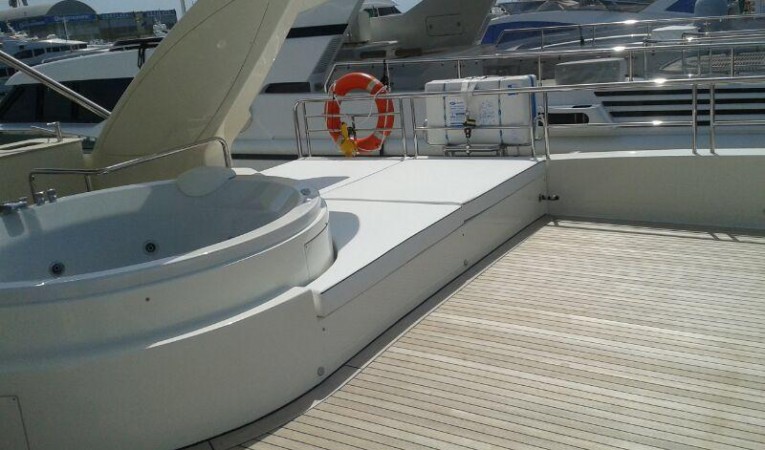 100 Azimut Jacuzzi and surounding it spacouis