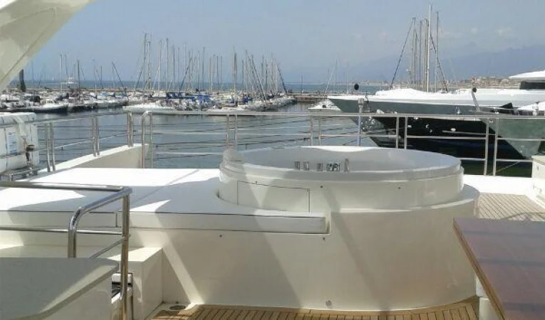 100 Azimut The Back of Flybridge