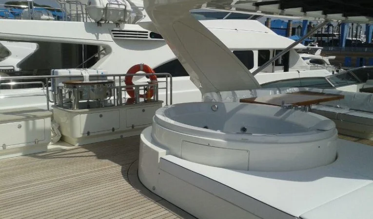100 Azimut Jacuzzi