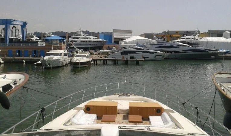 100 Azimut Front view from the flybridge