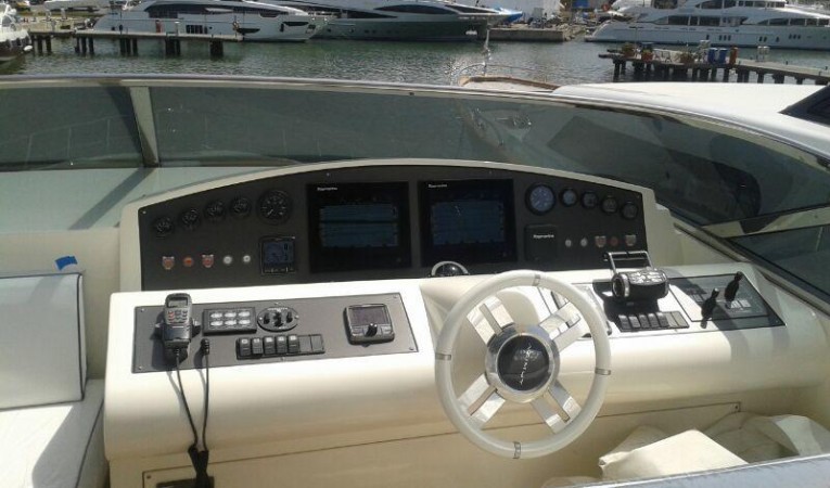 100 Azimut Helm Station Flybridge