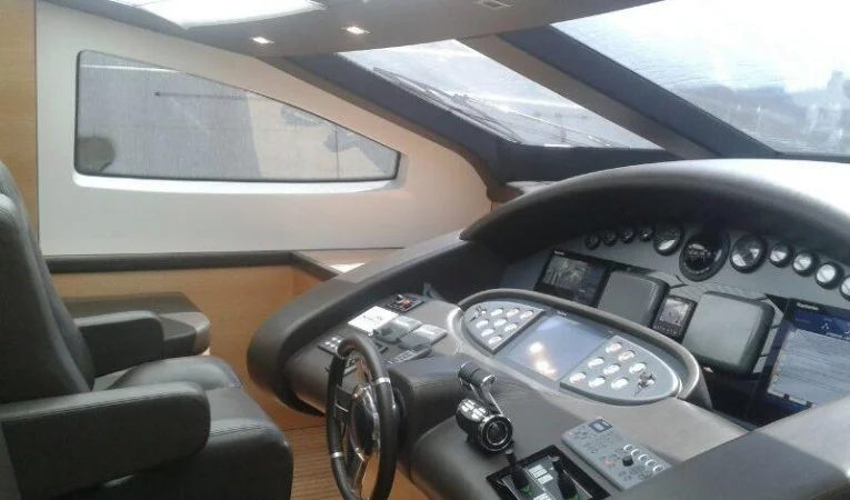 100 Azimut Helm Station
