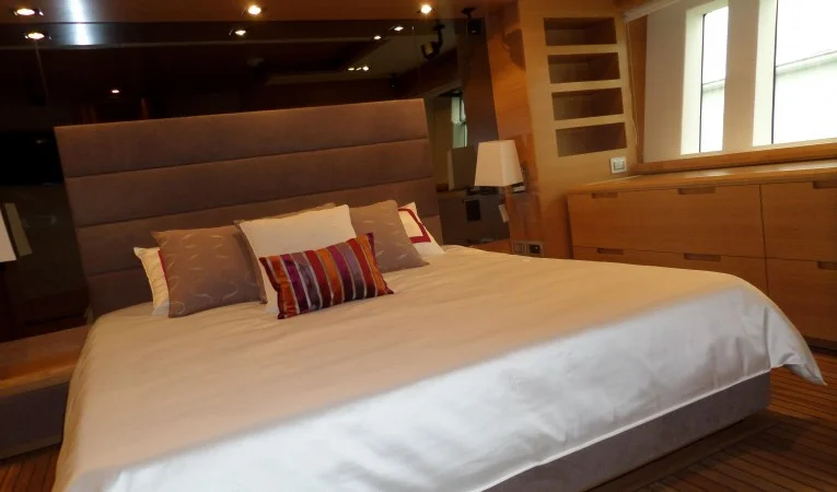 100 Azimut Master Cabin