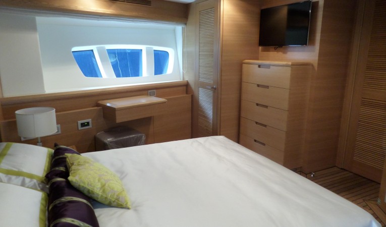 100 Azimut VIP Cabin, Cabines and the side Windows