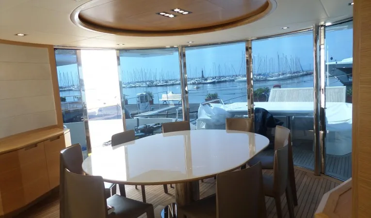 100 Azimut Dinette and Rounded Door