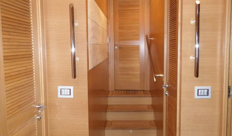 100 Azimut Hallway, great wooden quality around this Yacht