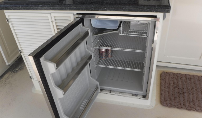 56 Hartman-Palmer Aft Deck wet bar