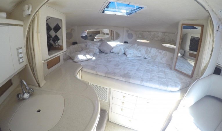 31 Sea Ray Master Stateroom