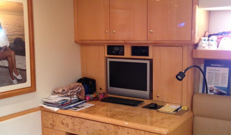 85 SHOELL MARINE MAIN SALON