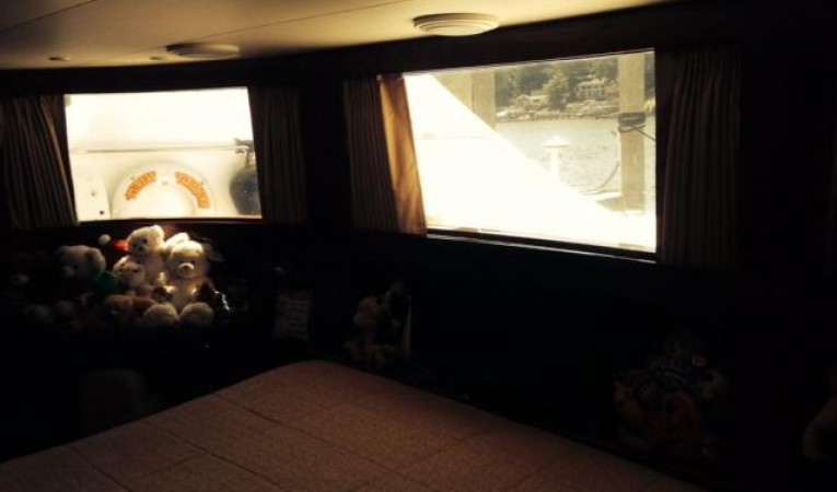 85 SHOELL MARINE MASTER STATEROOM