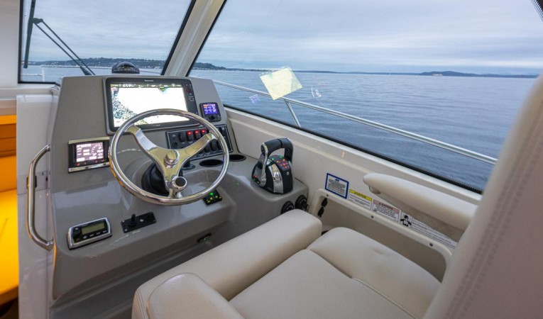 28 Boston Whaler 