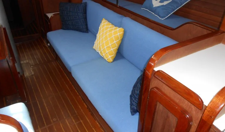 38 Morgan Starboard settee