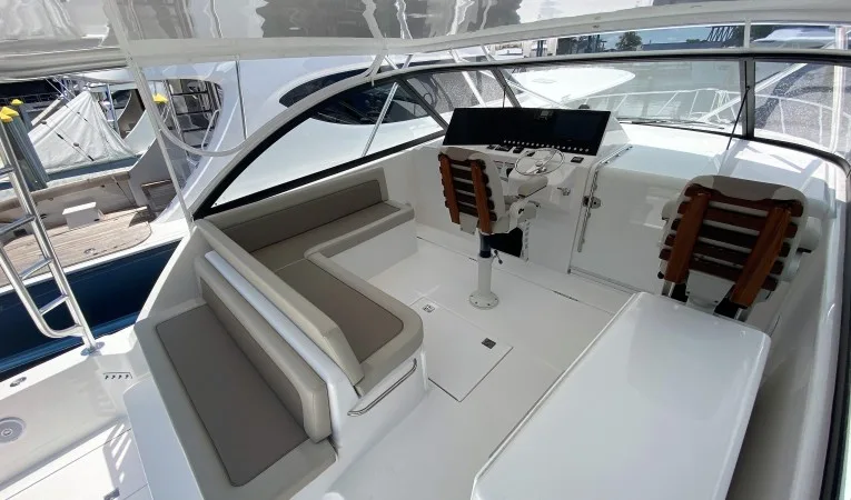41 Cabo Helm Deck