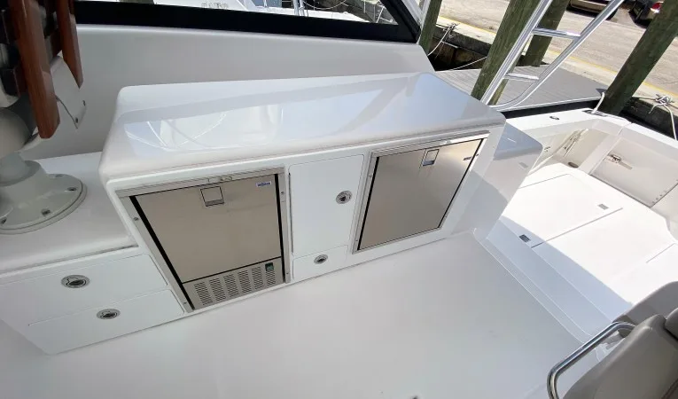 41 Cabo Helm Fridge and Icemaker