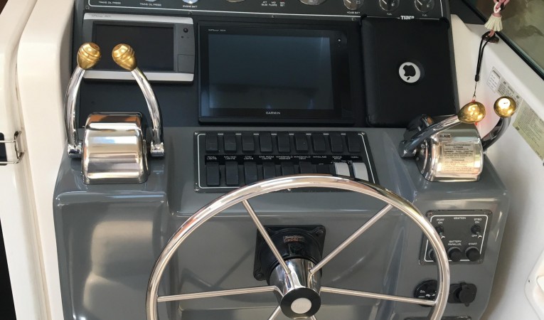 31 Tiara Helm console