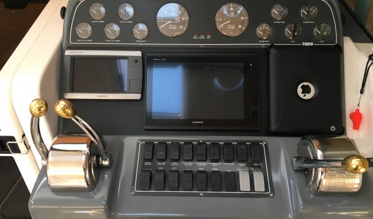 31 Tiara Helm console 2