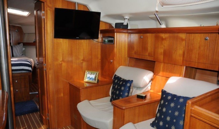 46 Hunter Main salon stbd