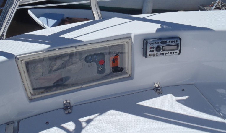 46 Hunter Engine controls and stereo