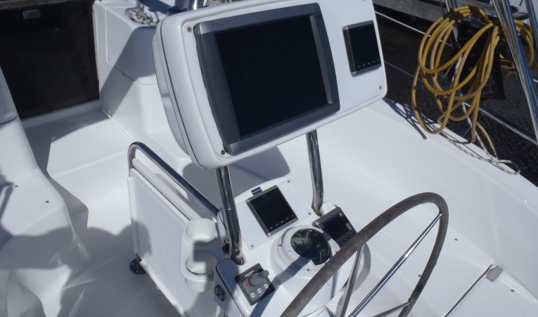 46 Hunter Garmin plotter in pod