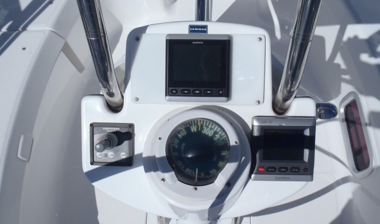 46 Hunter Helm pedestal