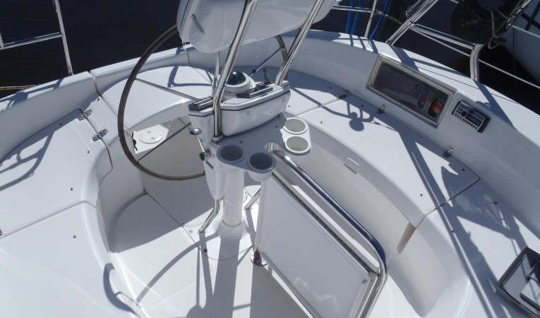 46 Hunter Helm pedestal & table