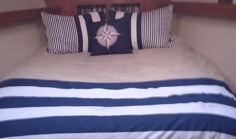 46 Hunter Master stateroom