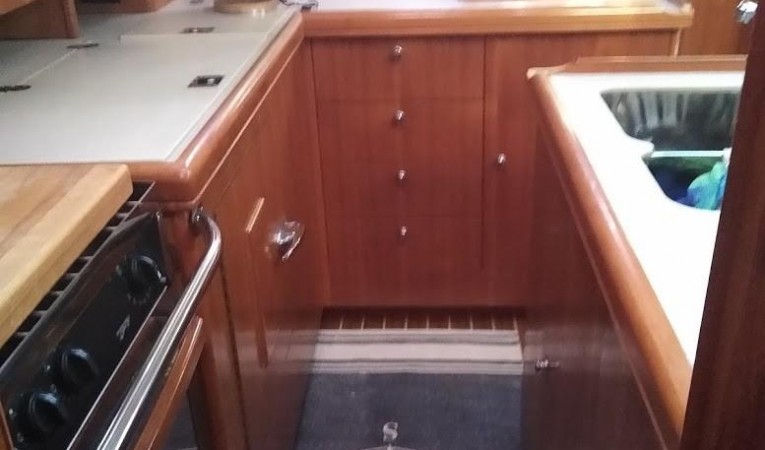 46 Hunter Galley fwd