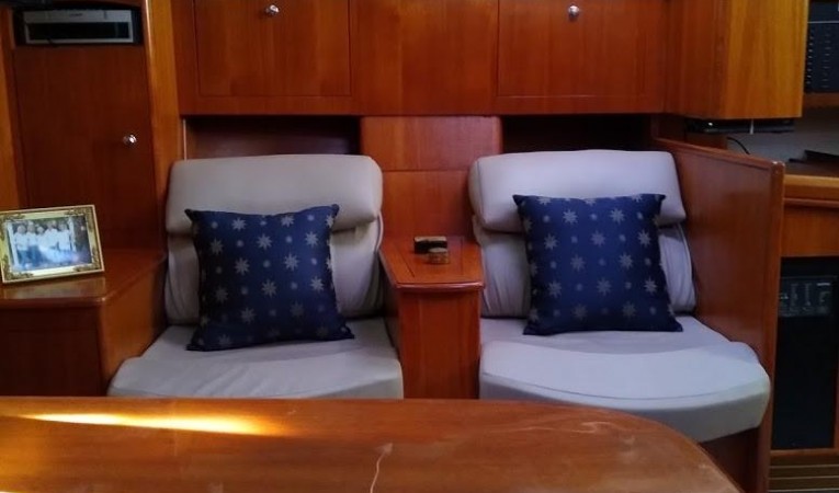 46 Hunter Salon seating stbd