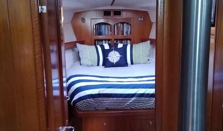 46 Hunter Master stateroom forward